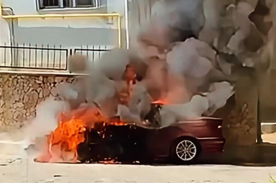 SÖKE'DE PARK HALİNDEKİ OTOMOBİL ALEVLERE TESLİM OLDU