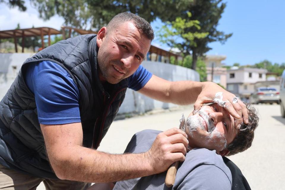 Bıçağın keskinliğini böyle kanıtlıyor!
