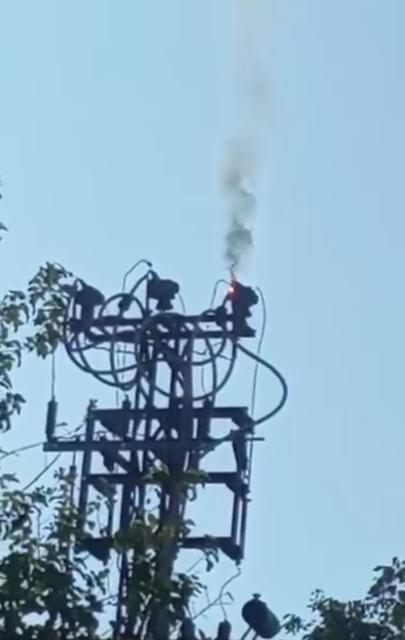 Arıza nedeni ile elektrik direğinde yangın çıktı