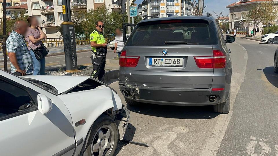 AKSARAY'DA OTOMOBİL CİPE ARKADAN ÇARPTI: 2 YARALI