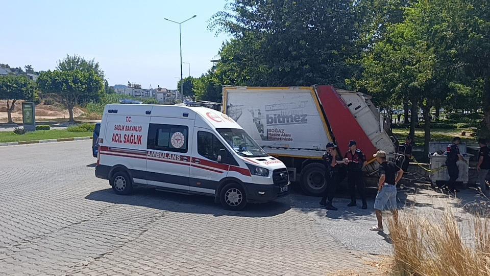 Temizlik işçisi çöp kamyonunun altında kalarak hayatını kaybetti