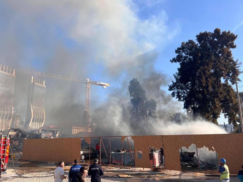 Şantiyede yangın, gökyüzünü siyah dumanlar kapladı