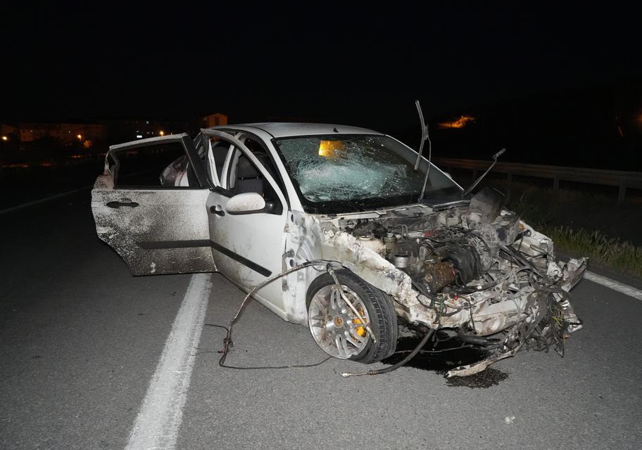 Bariyerlere çarpan araçtan fırladı