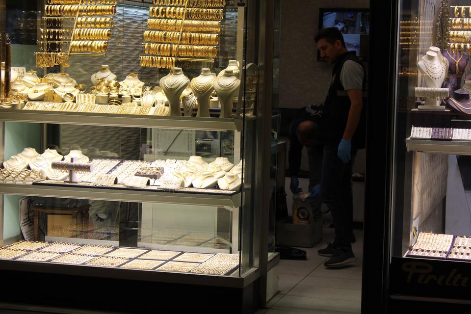 SARRAFIN KAFASINA TAŞLA VURARAK KUYUMCUYU SOYMAYA ÇALIŞAN YAŞLI KADIN GÖZALTINA ALINDI