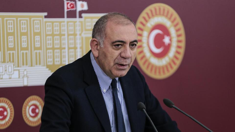 Gürsel Tekin kimdir?