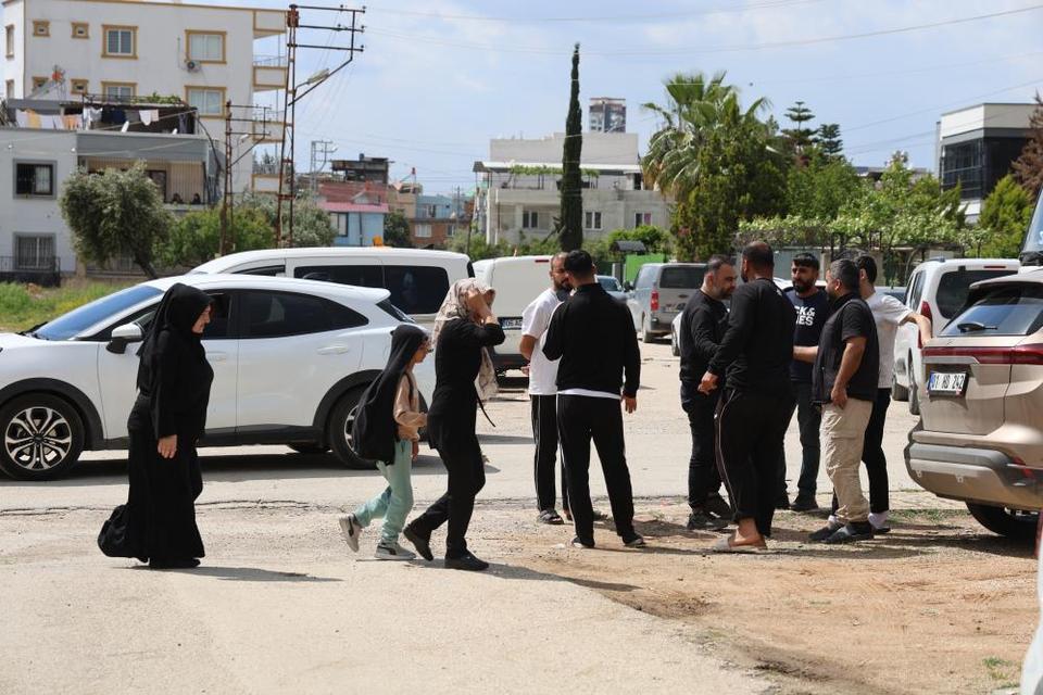 Okul çevresinde duyulan silah sesleri öğrencileri sokağa döktü