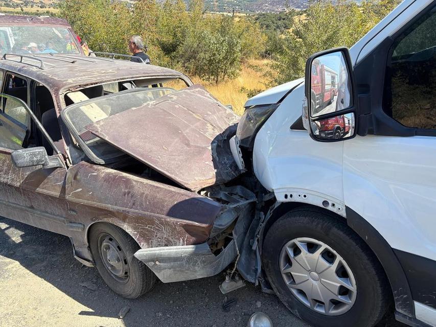 Otomobil ile transit kafa kafaya çarpıştı: Yaralılar var