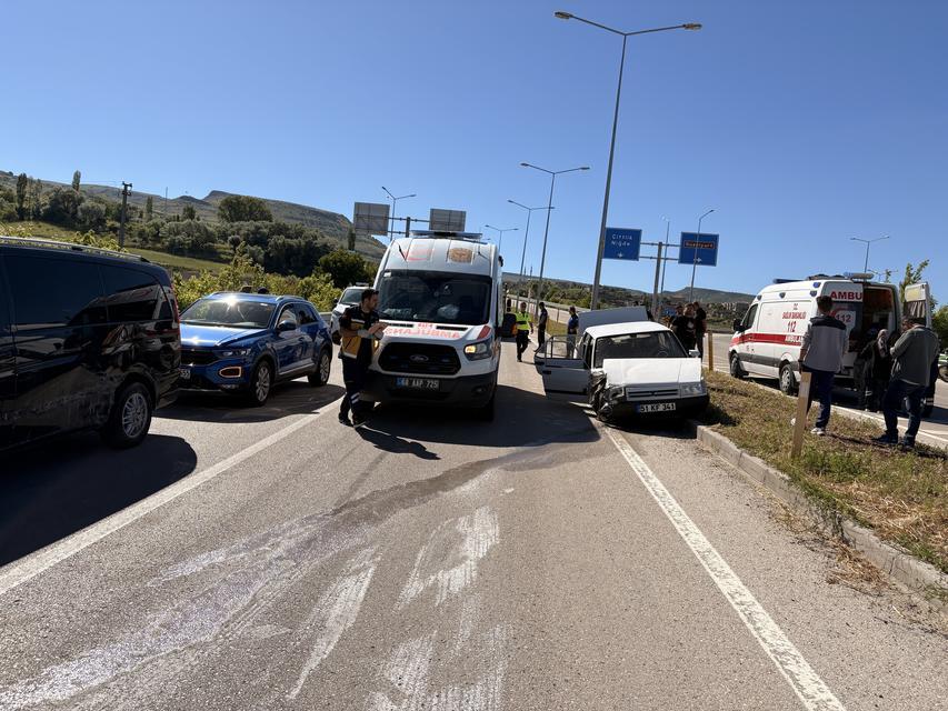 Otomobil minibüse çarptı: 8 yaralı