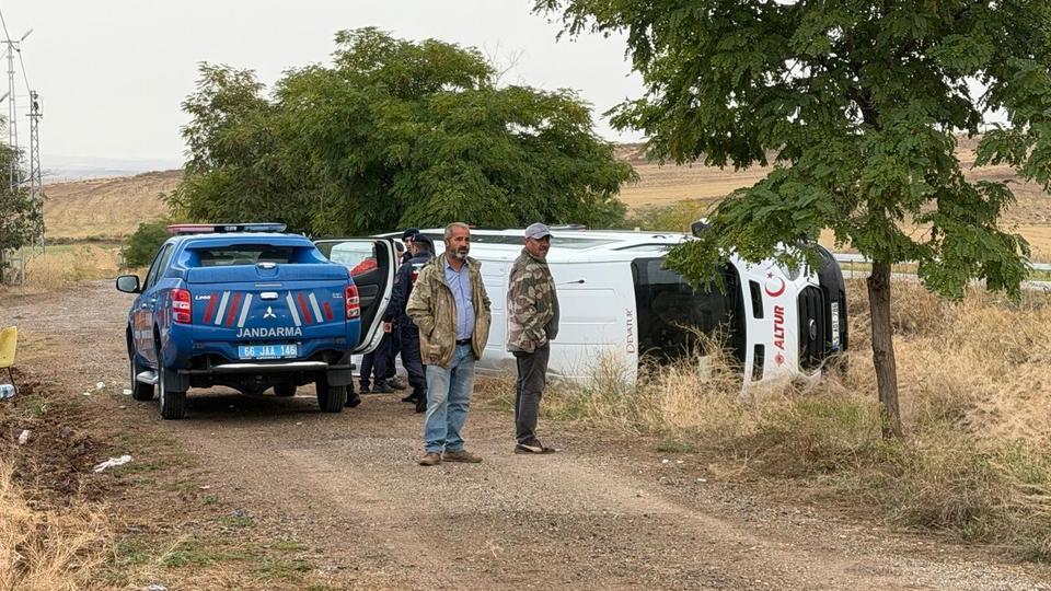 Cenazeye gidiyorlardı, minibüs devrildi, 8 kişi yaralandı