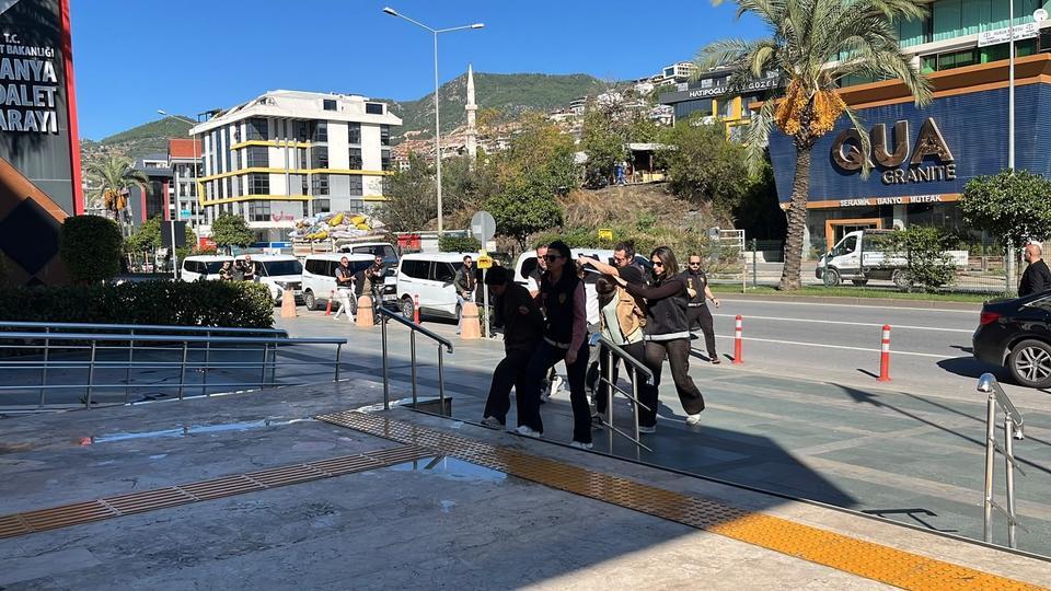 ALANYA'DA TEFECİLİK VE ŞANTAJ OPERASYONU: 7 ŞÜPHELİ ADLİYEYE SEVK EDİLDİ DAĞLIK ALANA KAÇIRILAN KİŞİYE AİLESİ ÜZERİNDEN ŞANTAJ YOLUYLA 15 MİLYON EURO TUTARINDA SENET İMZALATTIRILDIĞI İDDİASI