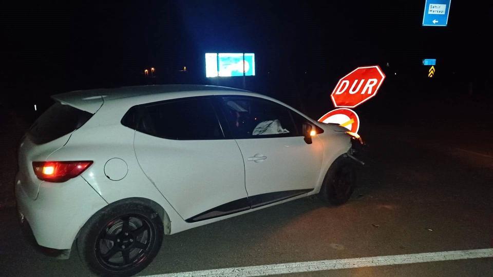 Ehliyetsiz ve alkollü sürücü 'Dur' levhasına çarptı: 1 yaralı