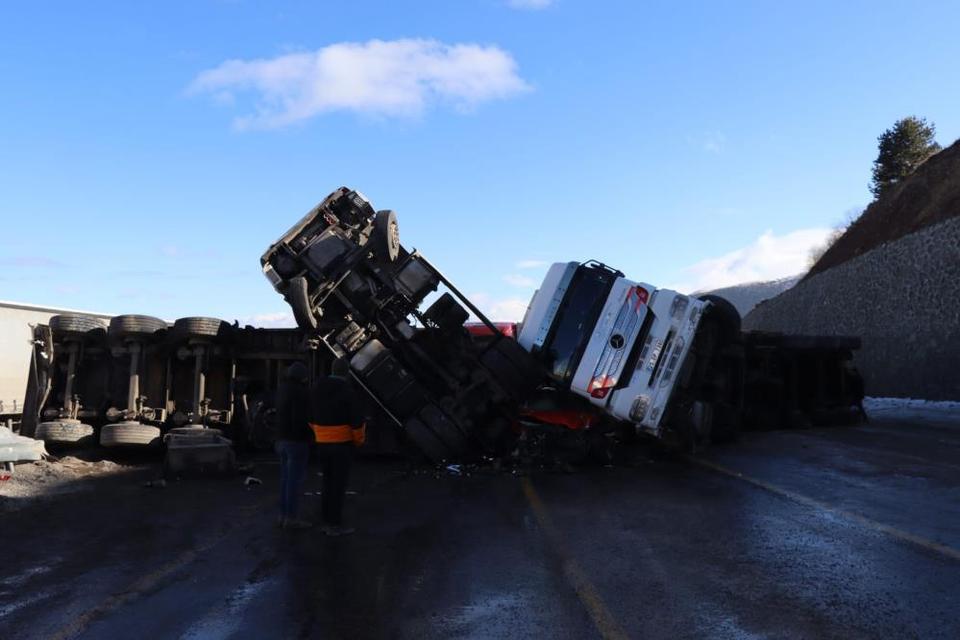 İki tır ve bir otomobil birbirine girdi