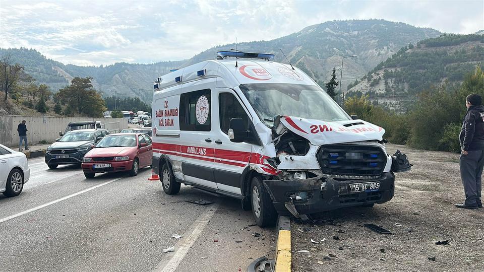 Ambulansın da karıştığı zincirleme kazada 7 kişi yaralandı