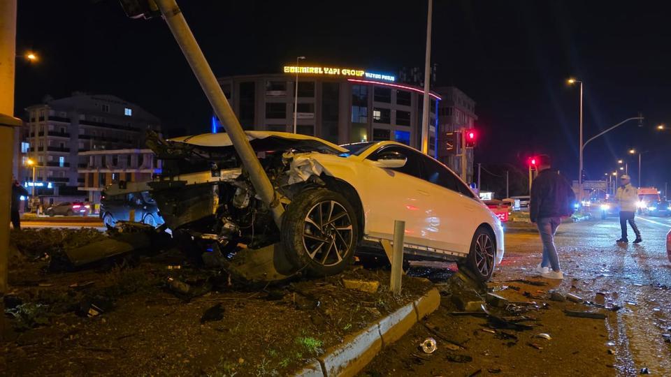 BANDIRMA HASTANE KAVŞAĞI'NDA TRAFİK KAZASI: 3 YARALI