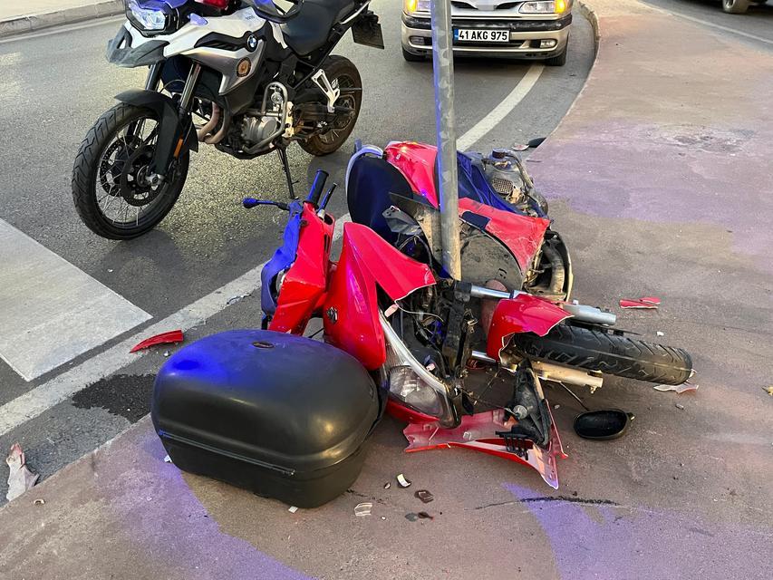 Motosiklet trafik levhasına çarptı: 1'i ağır 2 yaralı