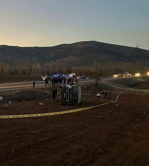 İşçileri taşıyan minibüs takla attı: 2 ölü, 7 yaralı