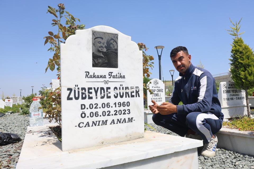 DEPREM MEZARLIĞINDA BURUK ANNELER GÜNÜ MEZAR ZİYARETİ YAPAN HASAN SÜRER: "HERKES HAYATTAYKEN ANNE VE BABASININ DEĞERİNİ BİLSİN"