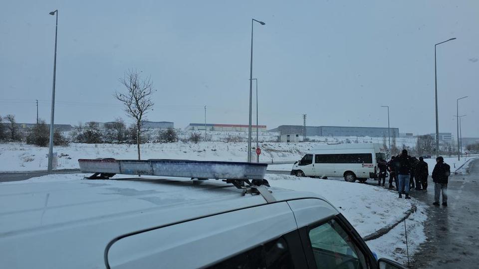 İşçi servisi tıra çarptı: 11 yaralı