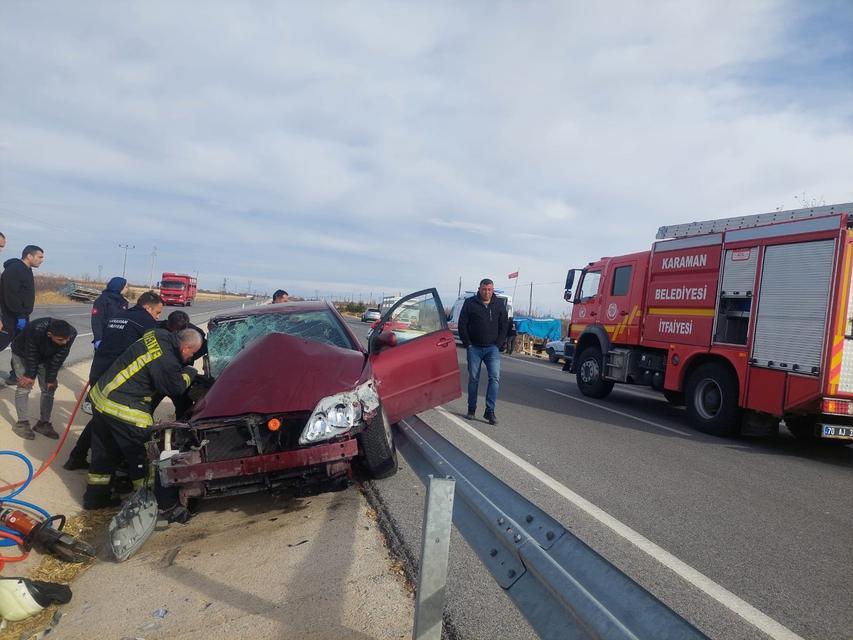KARAMAN'DA OTOMOBİL RÖMORK VE BARİYERLERE ÇARPTI: 4 YARALI