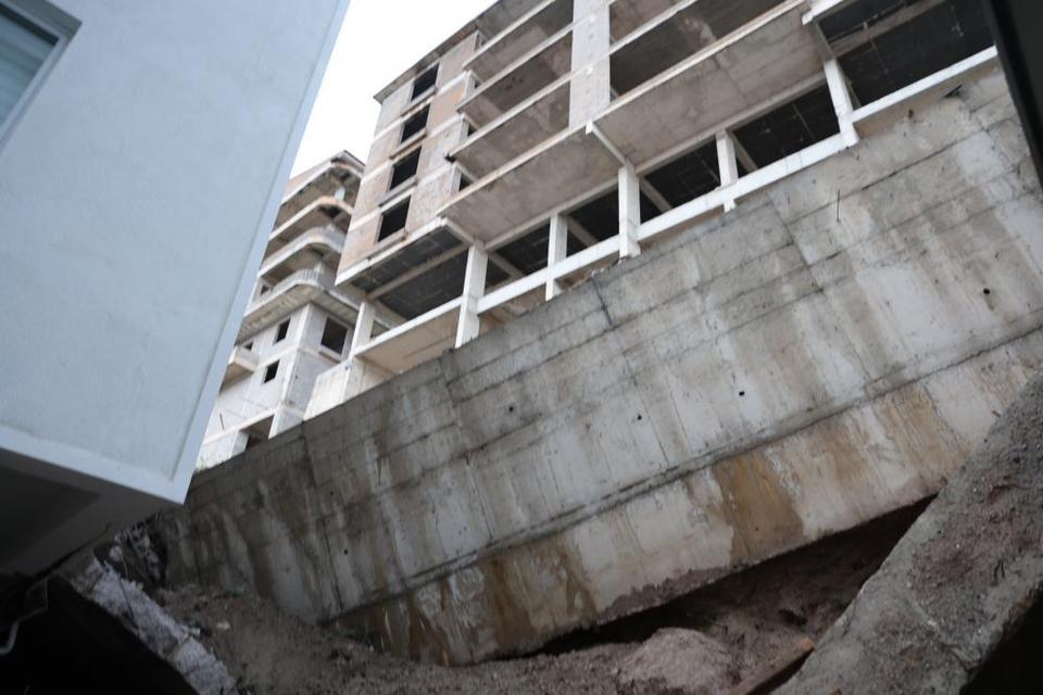 Faciadan dönüldü! Çöken duvar apartmana girdi, 10 daire tahliye edildi