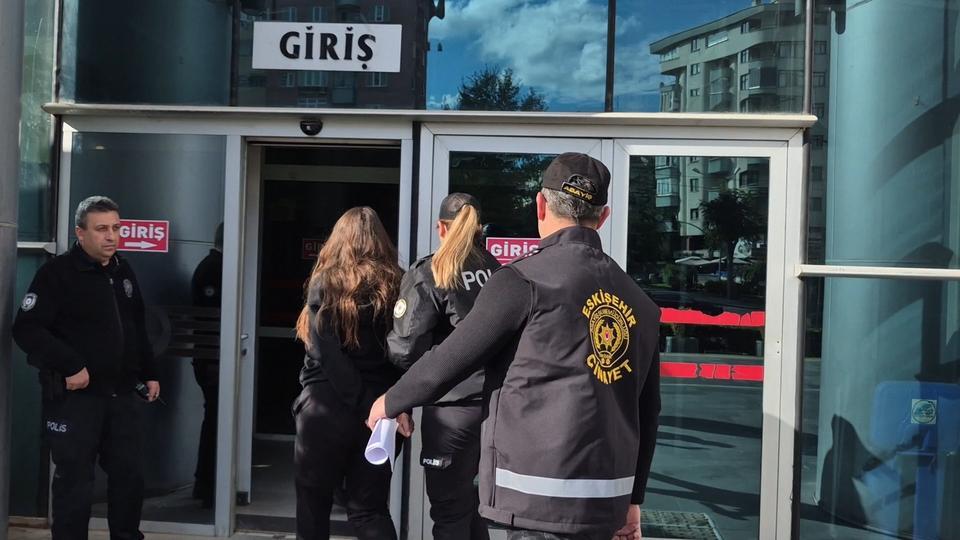 EVİNDE MİSAFİRİ OLAN ŞAHSIN BIÇAKLA ÖLÜMÜNE İLİŞKİN GÖZALTINA ALINAN KADIN ADLİYEYE SEVK EDİLDİ