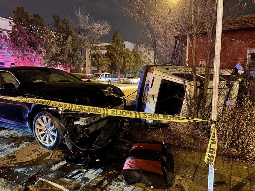 İki otomobilin çarpışması faciaya yol açtı: 5 kişi yaralandı