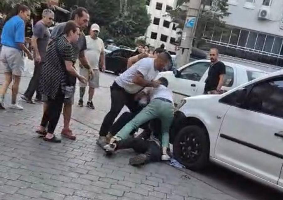 Sokak ortasında yaşanan bıçaklı kavgada dehşet anları