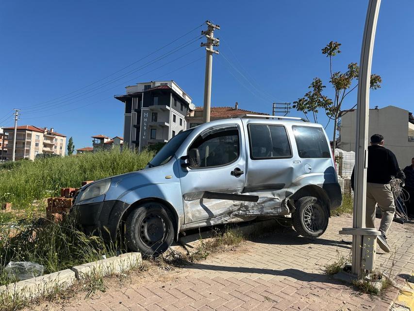 Park halindeki araca çarptı: 4 yaralı