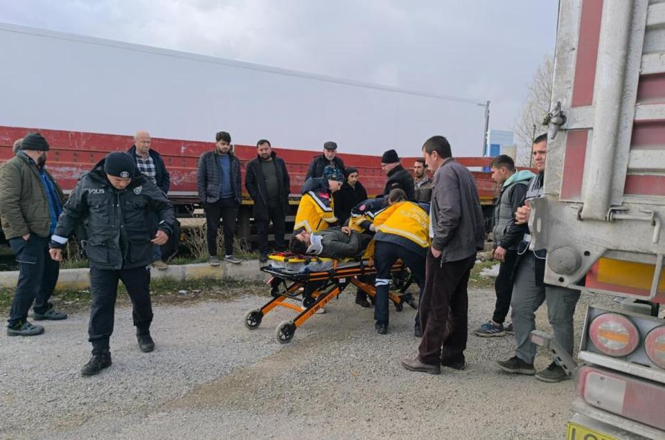 Tırın bir başka tıra arakadan çarptığı kazada faciadan dönüldü