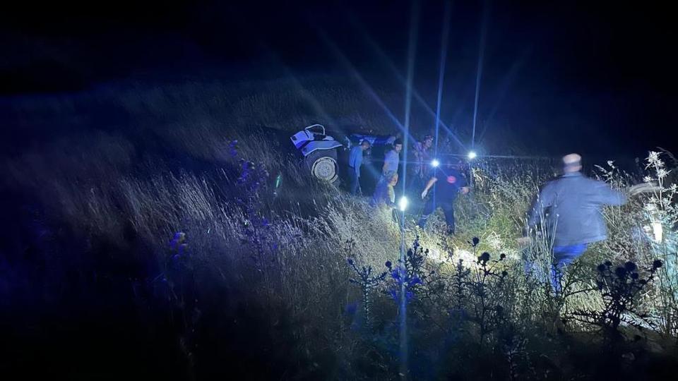 Traktör yoldan çıktı: 3 yaralı