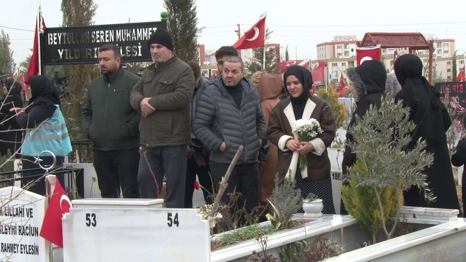 Deprem şehitliğine duygusal ziyaret