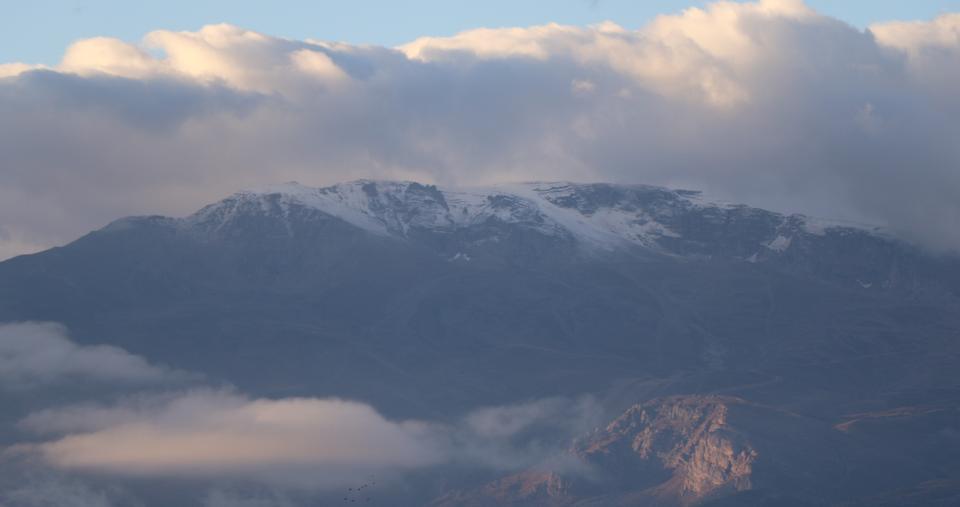 Yüksek kesimler mevsimin ilk karıyla beyaza büründü