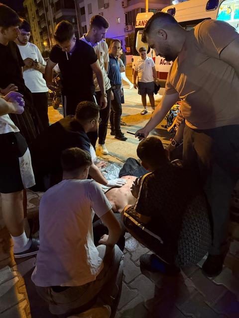 İzmir’de bıçaklı kavga: 1’i ağır 2 yaralı