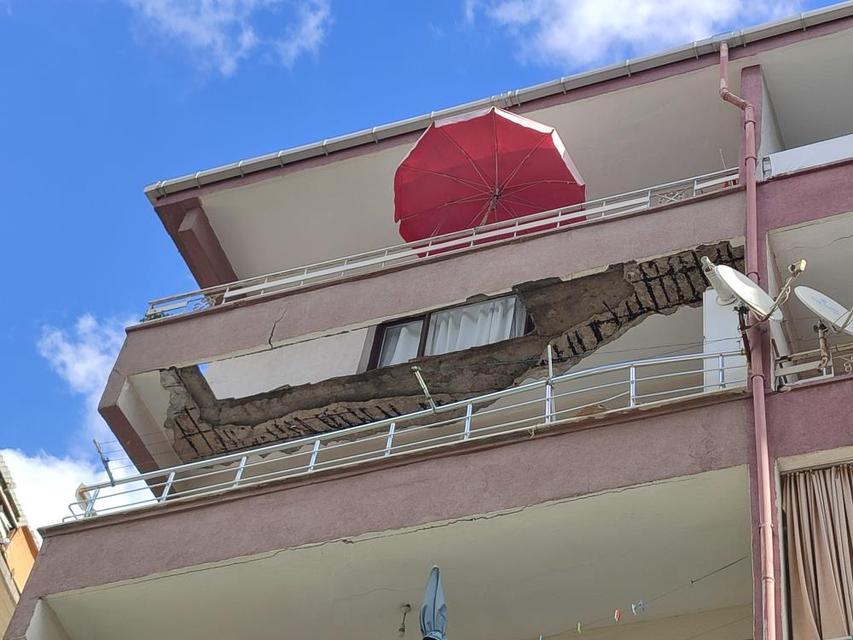 Balkonu çöken 5 katlı bina boşaltıldı