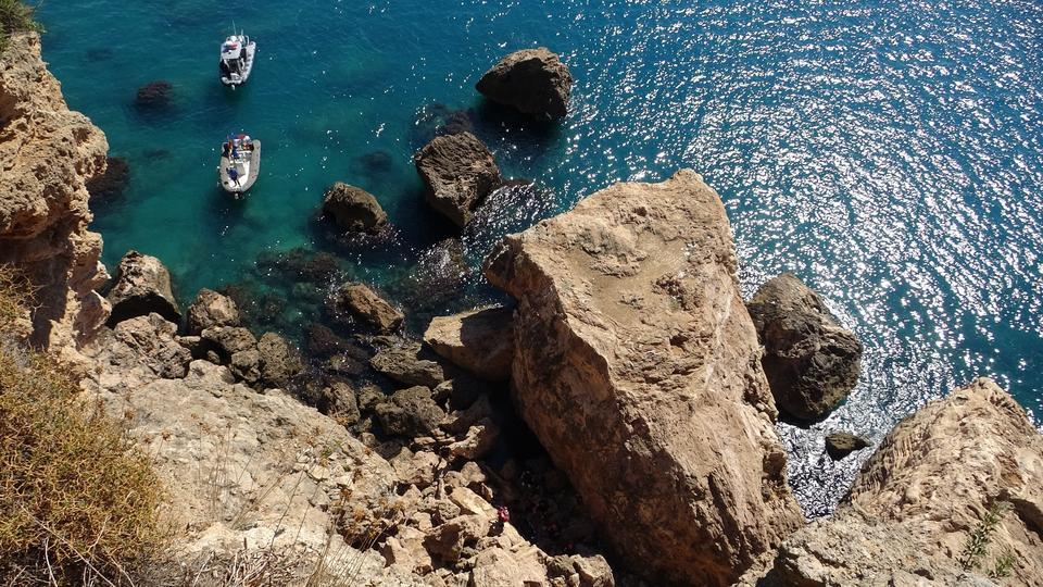 ANTALYA'DA KAYIP OLARAK ARANAN KADININ CANSIZ BEDENİ 35 METRELİK FALEZLERİN DİBİNDE BULUNDU GÜVENLİK KAMERALARINDAN GİDİŞ YÖNÜ TAKİP EDİLDİ, ÖLÜM HABERİNİ ALAN EŞİ GÖZYAŞLARINA BOĞULDU