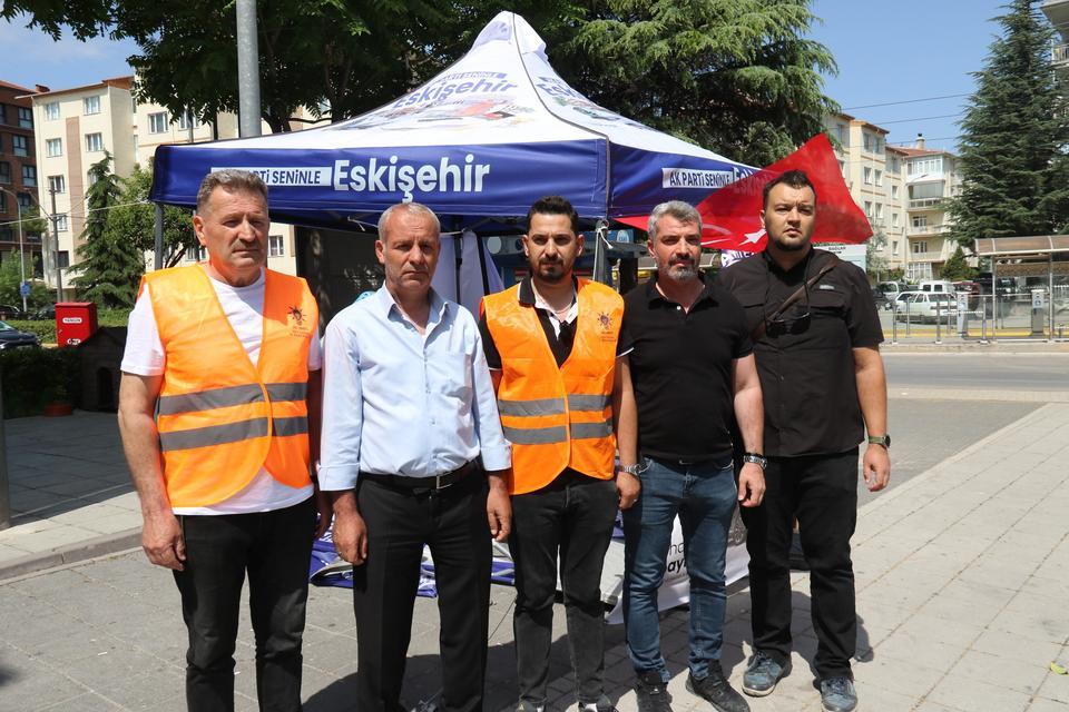 ESKİŞEHİR'DE AK PARTİ STANDINA SALDIRI