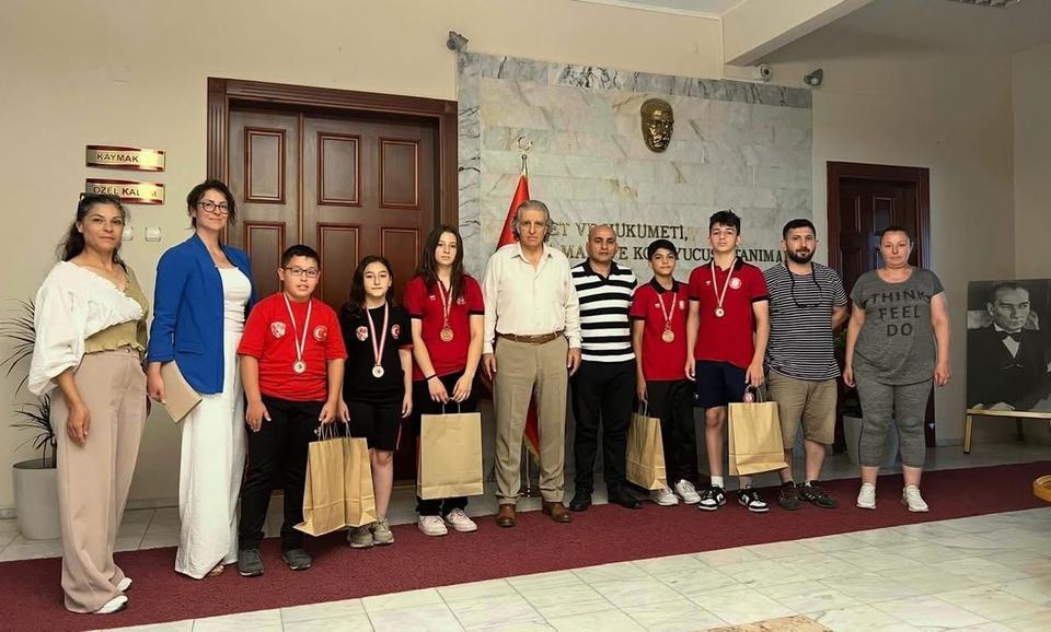 Kuşadası'nda başarılı sporcular Kaymakam Keklik ile görüştü