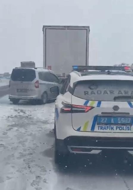 Yoğun kar yağışı zincirleme kazaya neden oldu