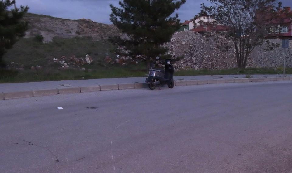 Elektrikli motosiklet devrildi: 1 yaralı