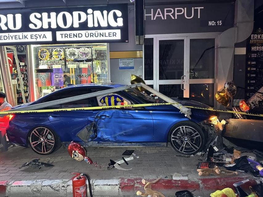 Aydınlatma direğine çarpan otomobil kaldırıma çıktı: 4 yaralı