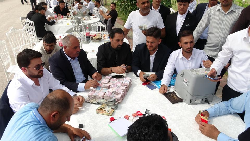 VAN'DA PARALARIN HAVADA UÇUŞTUĞU DÜĞÜN: DAMADA YAKLAŞIK 20 MİLYON TL, GELİNE KİLOLARCA ALTIN TAKILDI