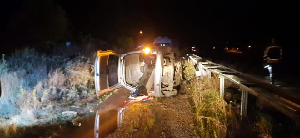 Hafif ticari araç devrildi: 1 ölü