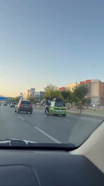 Trafikte motosikletiyle akrobasi yaptı