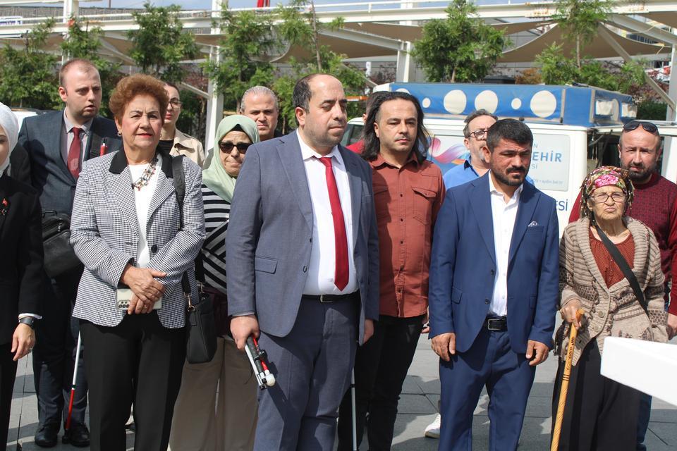 Aydın'da görme engellilerden erişilebilir kaldırım çağrısı