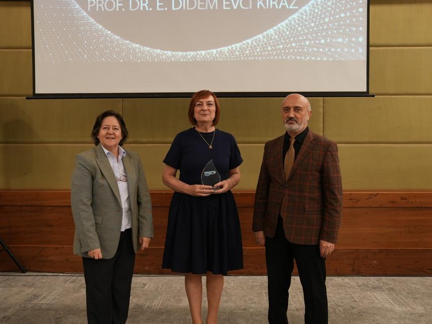 ADÜ'lü Profesör Evci Kiraz'a Yaşam Boyu Bilimsellik Ödülü