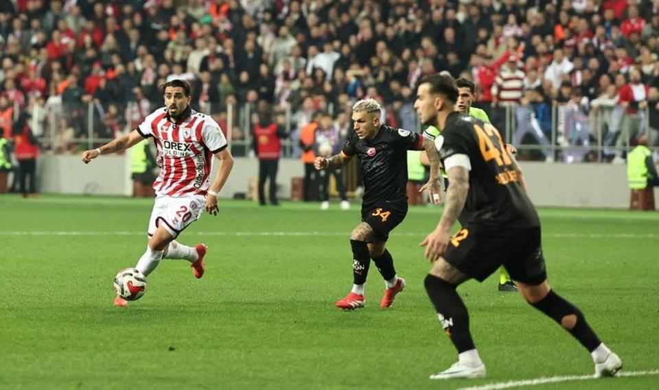 Galatasaray kaybetti, şampiyonluk ertelendi