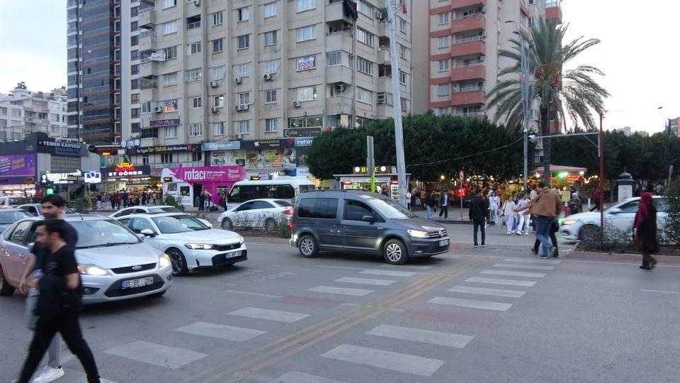 Genç kız ezilmekten son anda kurtuldu