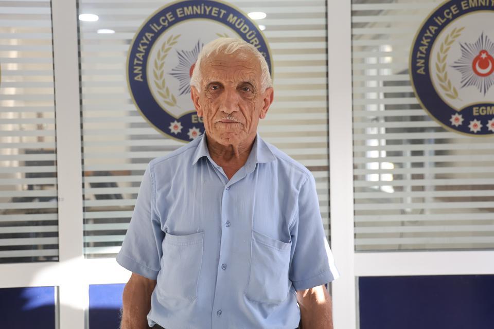 75 YAŞINDAKİ ADAMI SENİNLE EVLENECEĞİN DİYEREK KANDIRAN 30 YAŞINDAKİ KADIN, ALTINLARI ALIP BAKLAVA BAHANESİYLE KAÇTI
