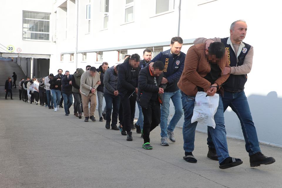 30 MİLYAR TL DOLANDIRAN ŞEBEKEDEN 74 KİŞİ TUTUKLANDI ADANA MERKEZLİ 20 İLDE YAPILAN "SİBERGÖZ-23" OPERASYONUNDA YAKALANAN 146 ŞÜPHELİDEN 74'Ü TUTUKLANDI