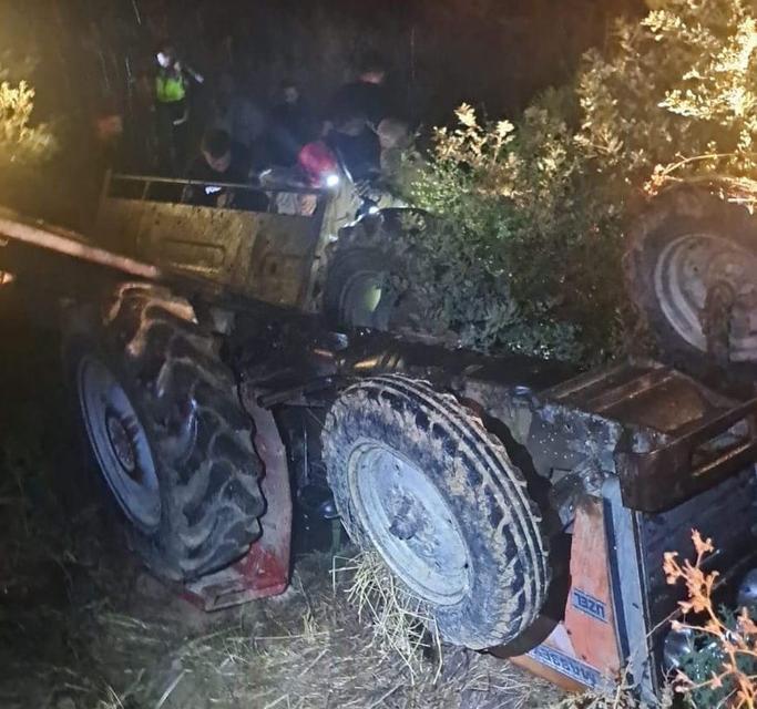 Devrilen traktörün altında hayatını kaybetti